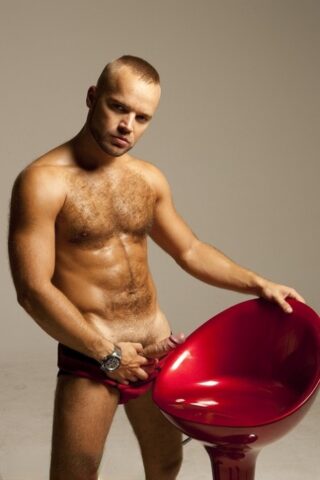 Muscular gay David Novak shows off his athletic body & his bubble butt