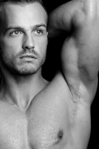 Bodybuilder Jamie Blyton shows off his strong muscles & his big dick