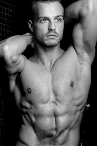 Bodybuilder Jamie Blyton shows off his strong muscles & his big dick