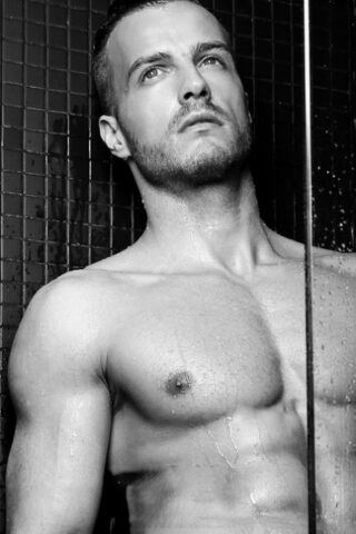 Bodybuilder Jamie Blyton shows off his strong muscles & his big dick
