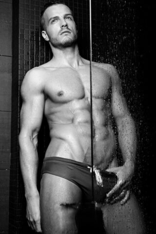 Bodybuilder Jamie Blyton shows off his strong muscles & his big dick