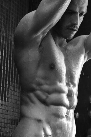 Bodybuilder Jamie Blyton shows off his strong muscles & his big dick