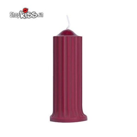 Cận cảnh nến tình dục BDSM DC8 với sáp đỏ và bấc đang cháy, tỏa hương thơm nhẹ nhàng tăng cảm giác thích thú khi chơi wax play.