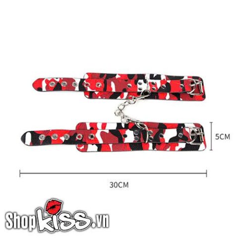 Bản vẽ kích thước chi tiết 30x5cm của còng tay bạo dâm bằng da PU họa tiết Camouflage đỏ.