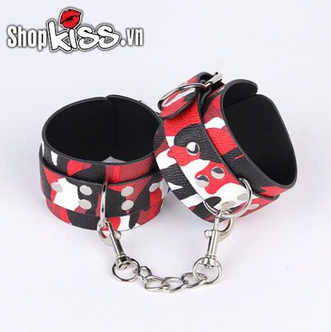 Họa tiết rằn ri đỏ độc đáo trên bề mặt da PU của còng tay BDSM, thể hiện cá tính mạnh mẽ.