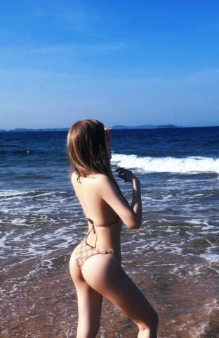 Thiên An sexy trong bikini ở bờ biển