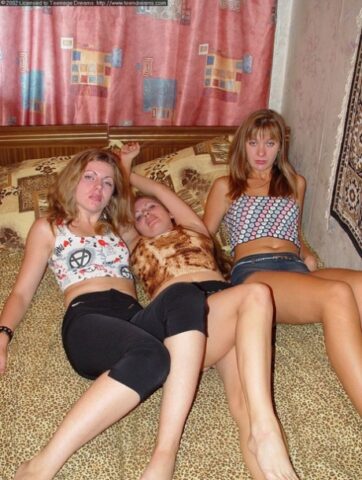 All-natural amateurs strip and lick each other