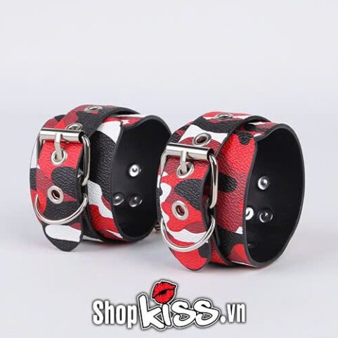 Còng tay bạo dâm bằng da PU họa tiết Camouflage - công cụ khơi gợi quyền lực và phục tùng trong BDSM.