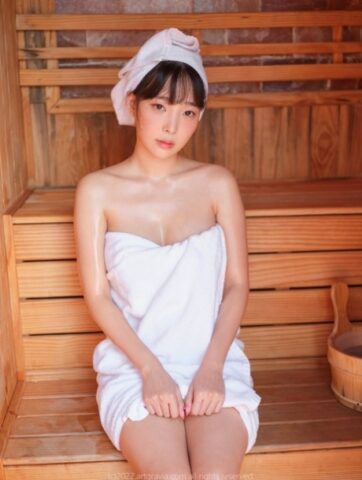 Beautiful South Korean babe shows her stacked naked body in the sauna
