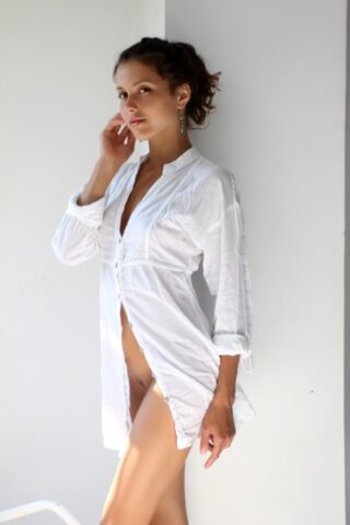 66981382_013_ee66 Pretty babe Divina A removes her white shirt and poses naked in a solo show