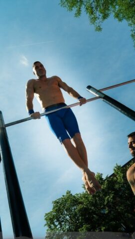 Muscular daddy Manuel Skye gives a hung bottom a handjob while analizing him