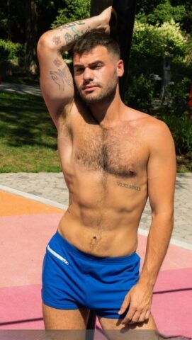 Muscular daddy Manuel Skye gives a hung bottom a handjob while analizing him