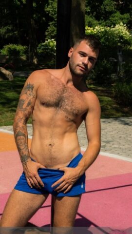Muscular daddy Manuel Skye gives a hung bottom a handjob while analizing him