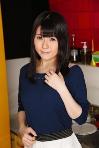 75512377_003_74d3 Japanese chick Mai Araki shows her ass and snatch while in the kitchen