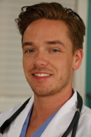 Inked athlete Johnny Smash seduces and fucks his gay doctor Lucas Knight
