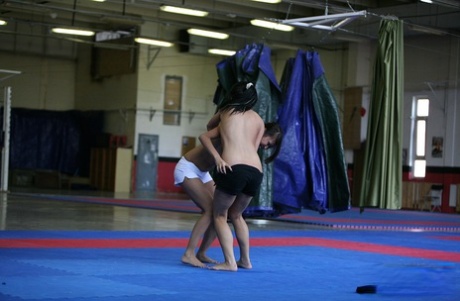 Fighters Amabella and Sharon Lee get naked and eat each other