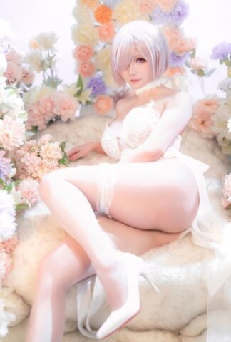 Japanese cosplay model exposes her amazing body in her lace dress & heels