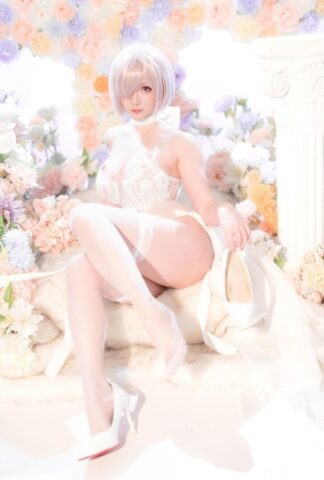 Japanese cosplay model exposes her amazing body in her lace dress & heels