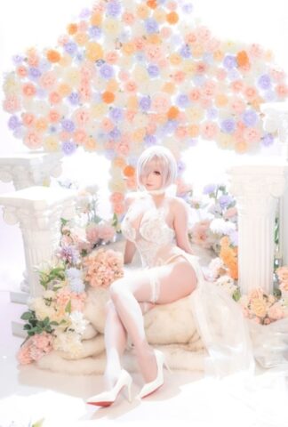 Japanese cosplay model exposes her amazing body in her lace dress & heels