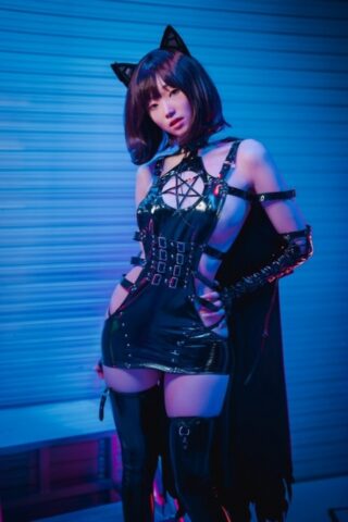 Pretty Asian babe shows her hot ass while teasing in sexy fetish wear