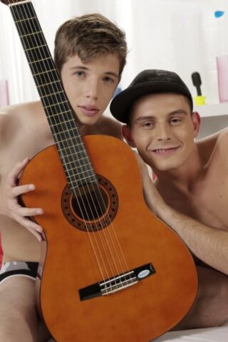 Gay musician Ariel Varga gets his tight butthole penetrated by Dexter Bure