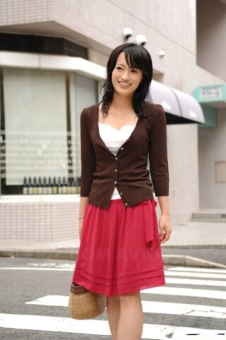 92670216_015_a938 Japanese beauty Mio Kanna strolls downtown in a knee-length skirt