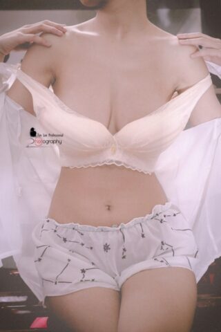 Gorgeous Vietnamese model Thuuy Nguyen exposing her sexy cleavage