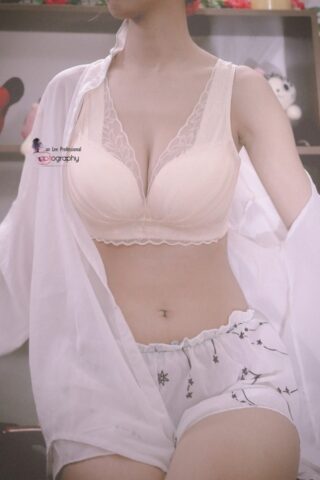 Gorgeous Vietnamese model Thuuy Nguyen exposing her sexy cleavage