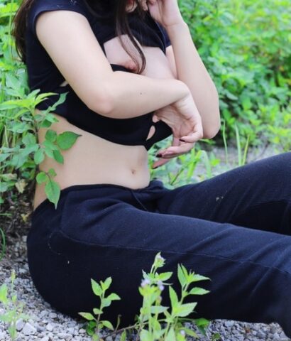 98009245_028_5371 Sexy brunette babe Jessica Nguyễn flaunts her cleavage and flashes her tits