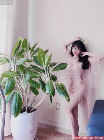 Gọi em là thánh yêu bởi vì em “thiếu anh”