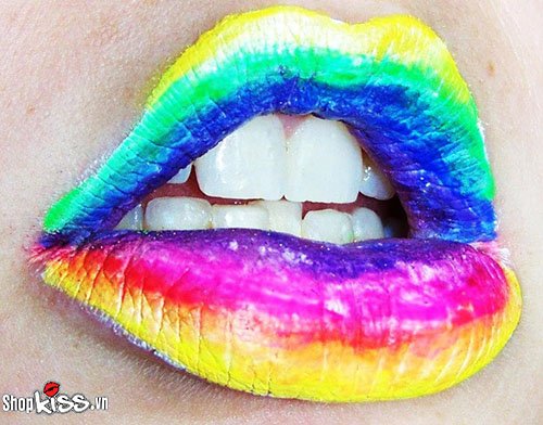 Rainbow kiss là gì? Có nên thực hiện không?