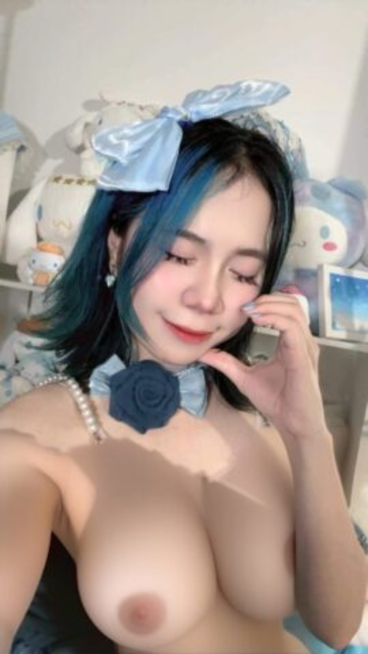 simmy uốn éo khoe trọn cơ thể