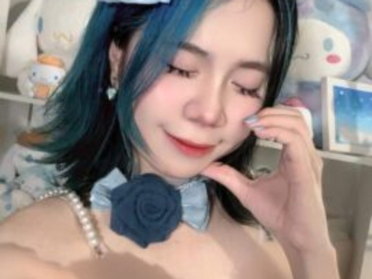 simmy gợi cảm trên giường