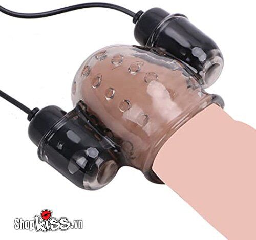 Hình ảnh bao rung quy đầu DC33 được đeo trên mô hình dương vật, cho thấy khả năng ôm sát và chất liệu mềm mại.
