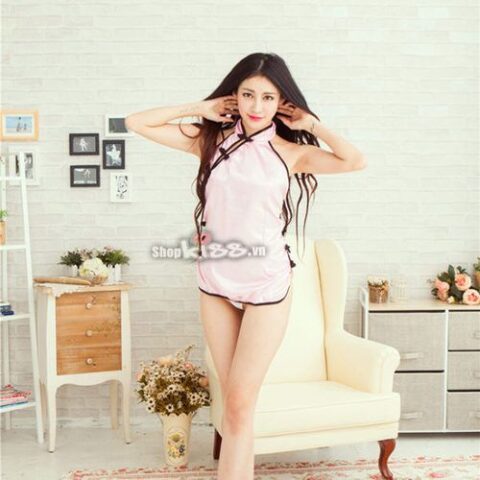 Người mẫu mặc bộ đồ ngủ sườn xám NY94 màu hồng phấn tôn lên vóc dáng gợi cảm Á Đông