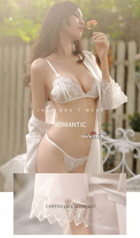 Người mẫu mặc bộ đồ ngủ voan mỏng NY29 màu đen quyến rũ tạo dáng bên cửa sổ