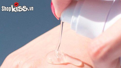 Sử dụng gel bôi trơn gốc nước là bước thiết yếu trong cách thủ dâm hậu môn để giảm ma sát và ngăn ngừa tổn thương