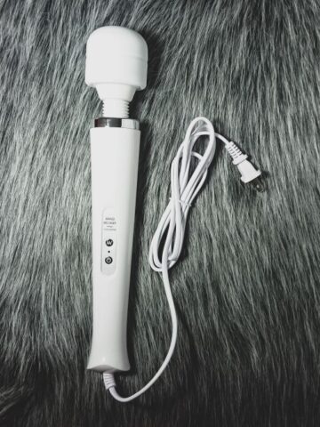 Trải nghiệm phòng the mới lạ với chày rung Magic Wand AV05 chính hãng tại Do18.net