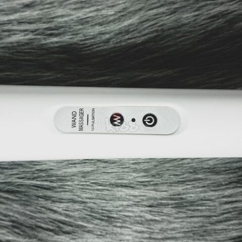 Nút điều chỉnh tần số rung trực quan trên thân chày rung Magic Wand AV05
