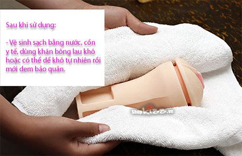 Lau khô cốc thủ dâm MX Deam Cup bằng khăn sạch sau khi vệ sinh