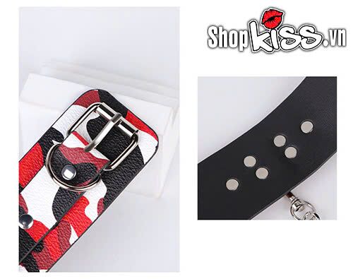 Chi tiết chất liệu da PU mềm mại và kim loại chống gỉ của còng tay BDSM họa tiết rằn ri đỏ.