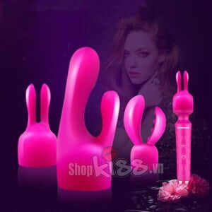 Người phụ nữ cầm trên tay các loại đầu phụ silicon Nalone DP30 tại Hà Nội