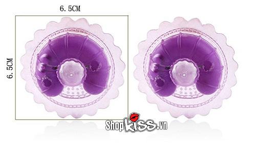 So sánh kích thước thực tế của máy mát xa nhũ hoa mini DC67M nhỏ gọn trong lòng bàn tay.