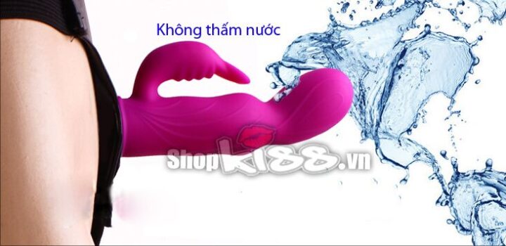 Minh họa khả năng chống thấm nước của dương vật giả dây đeo DV65W, cho phép sử dụng dưới vòi sen hoặc bồn tắm.