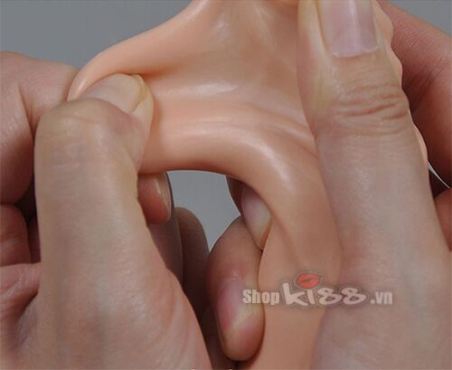 Cận cảnh chất liệu silicone y tế mềm mại và đàn hồi của Crazy Fire DV08
