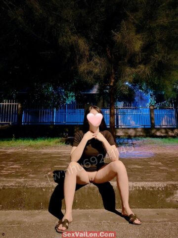 Ảnh sex gái non tơ ra vườn khoe hàng