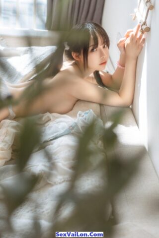 Ảnh sex gái xinh đáng yêu show vú to