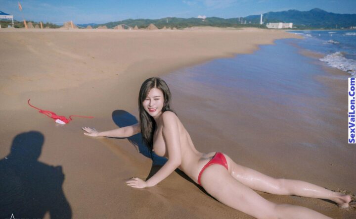 Ảnh sex gái xinh ngực khủng khoe hàng ở bãi biển