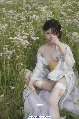Hot girl Trung Quốc thích chụp ảnh sex ngoài bãi cỏ