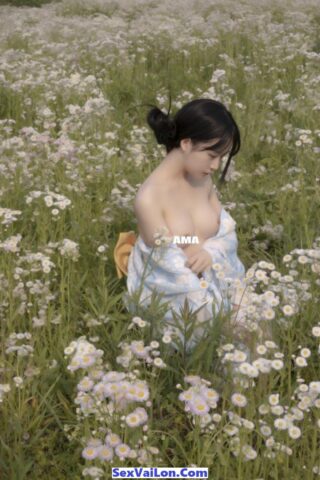 Hot girl Trung Quốc thích chụp ảnh sex ngoài bãi cỏ